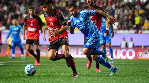 Ángel Correa, detrás del balón ante Xolos | MEXSPORT