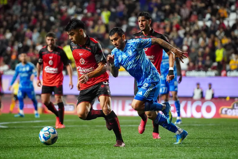 Ángel Correa, detrás del balón ante Xolos | MEXSPORT