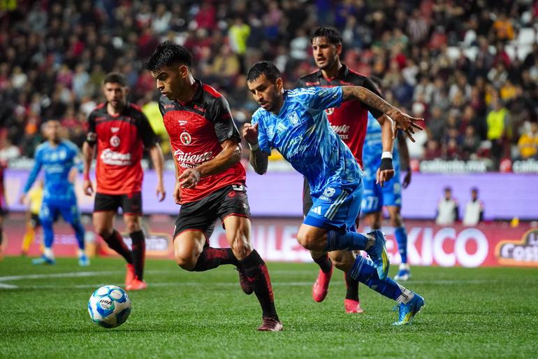 Ángel Correa, detrás del balón ante Xolos | MEXSPORT