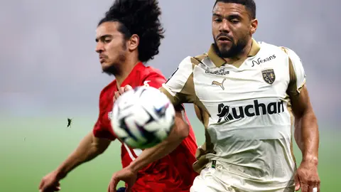 Ayyoub Bouaddi, de Lille y Jonathan Gradit de Lens disputando un balón en la Ligue 1 I AP
