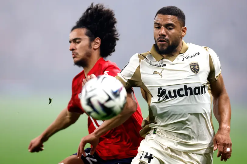 Ayyoub Bouaddi, de Lille y Jonathan Gradit de Lens disputando un balón en la Ligue 1 I AP