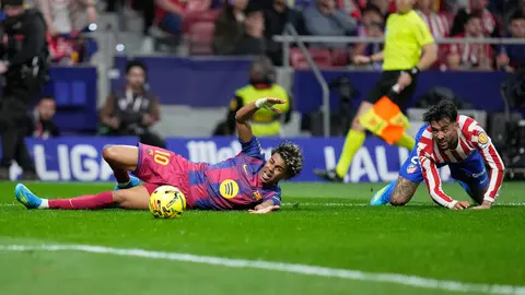 Lamine Yamal recibiendo una falta en el juego contra Atlético de Madrid | AP