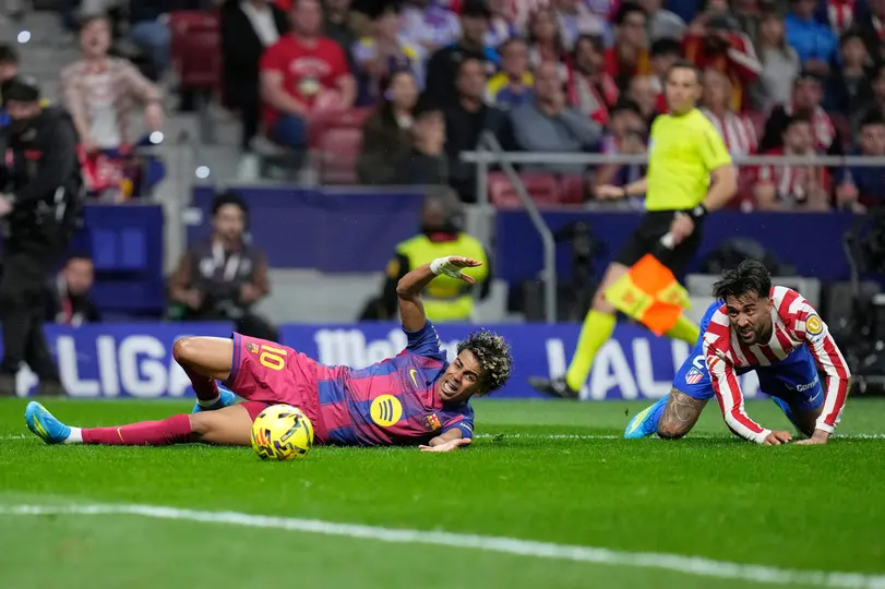 Lamine Yamal recibiendo una falta en el juego contra Atlético de Madrid | AP