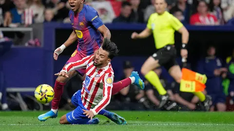 Barcelona disputando el balón con jugadores del Atlético de Madrid | AP