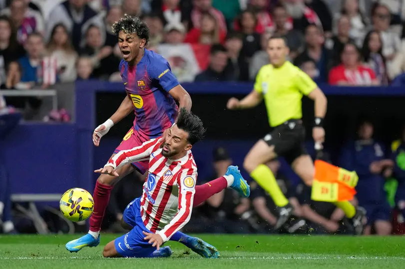 Barcelona disputando el balón con jugadores del Atlético de Madrid | AP