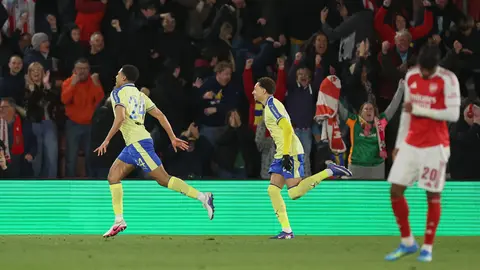 Shea Charles celebrando el gol ante el Arsenal | AP