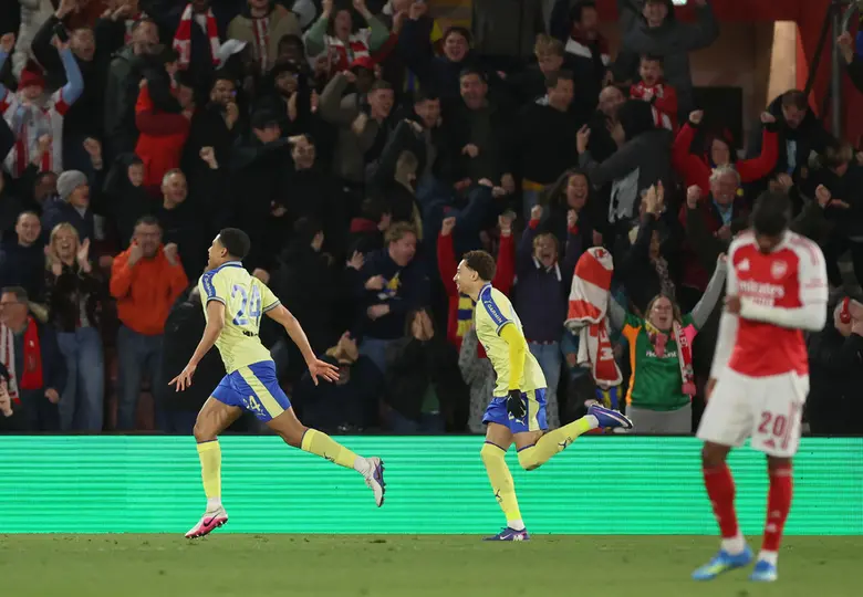 Shea Charles celebrando el gol ante el Arsenal | AP