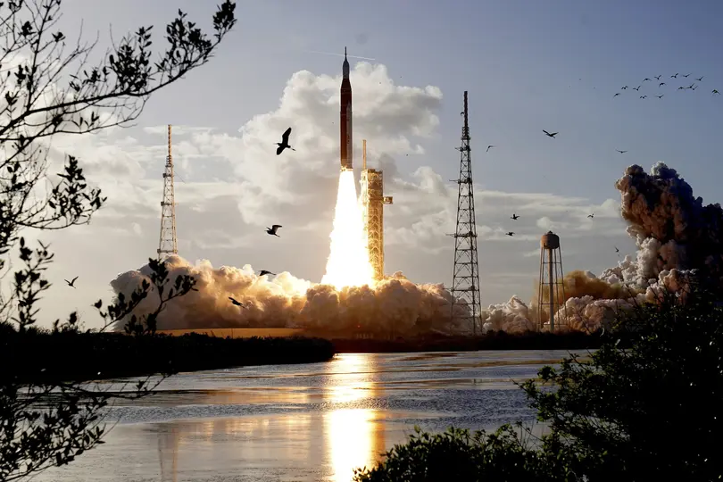 Artemis II marca el regreso de astronautas a la órbita lunar por primera vez desde 1972. / AP