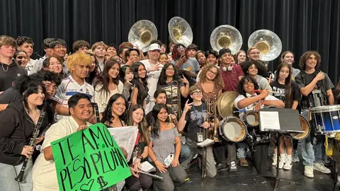 El cantante mexicano convivió con estudiantes en la escuela donde estudió durante su juventud en Texas. / @scclbuffs