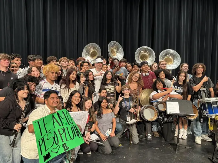 El cantante mexicano convivió con estudiantes en la escuela donde estudió durante su juventud en Texas. / @scclbuffs