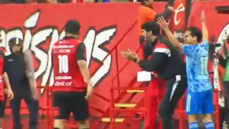 Diego Lainez y Loco Abreu protagonizan choque inaudito en el Xolos vs Tigres