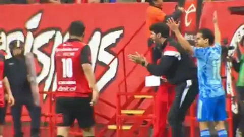 Diego Lainez y Loco Abreu protagonizan choque inaudito en el Xolos vs Tigres
