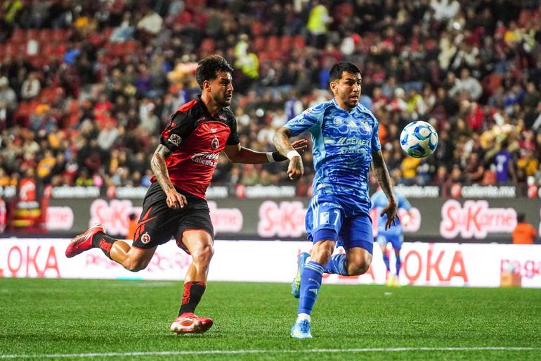 Ángel Correa busca el balón ante Xolos | MEXSPORT