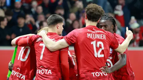 Equipo del Lille celebrando tras anotr gol a Lens en la Ligue 1 I AP