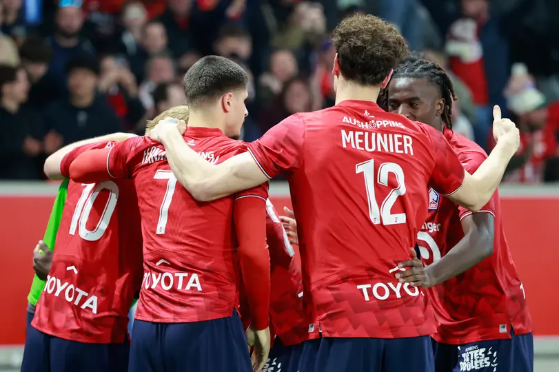 Equipo del Lille celebrando tras anotr gol a Lens en la Ligue 1 I AP