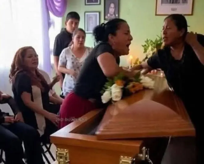 Lo que parecía una despedida terminó en reclamos entre dos mujeres frente al ataúd. / RS