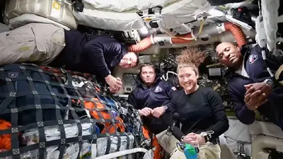 Comen tacos, no se bañan y duermen flotando: así viven los astronautas rumbo a la Luna