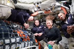 Comen tacos, no se bañan y duermen flotando: así viven los astronautas rumbo a la Luna