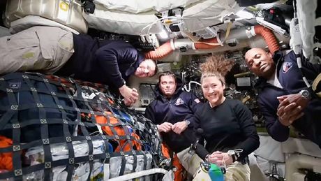 Comen tacos, no se bañan y duermen flotando: así viven los astronautas rumbo a la Luna