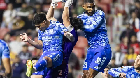 Pepe Toño Rodríguez, de Xolos, en disputa de balón ante jugadores de Tigres en el Clausura 2026 | IMAGO7