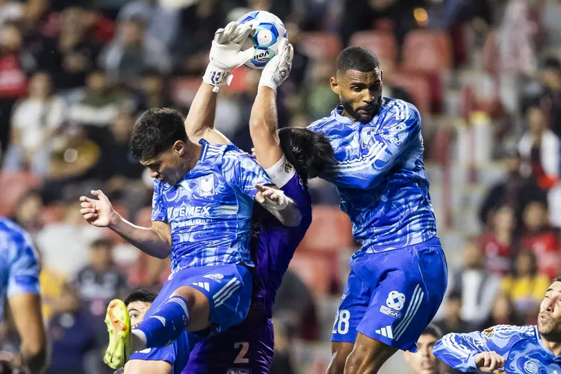 Pepe Toño Rodríguez, de Xolos, en disputa de balón ante jugadores de Tigres en el Clausura 2026 | IMAGO7
