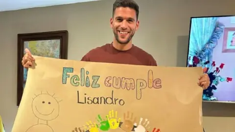 Lisandro Magallán con regalo de la casa hogar, Hogar Dulce Hogar I IG:@licha.magallan