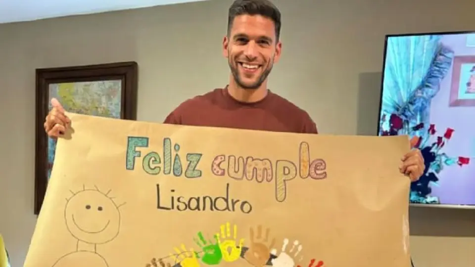 Lisandro Magallán con regalo de la casa hogar, Hogar Dulce Hogar I IG:@licha.magallan