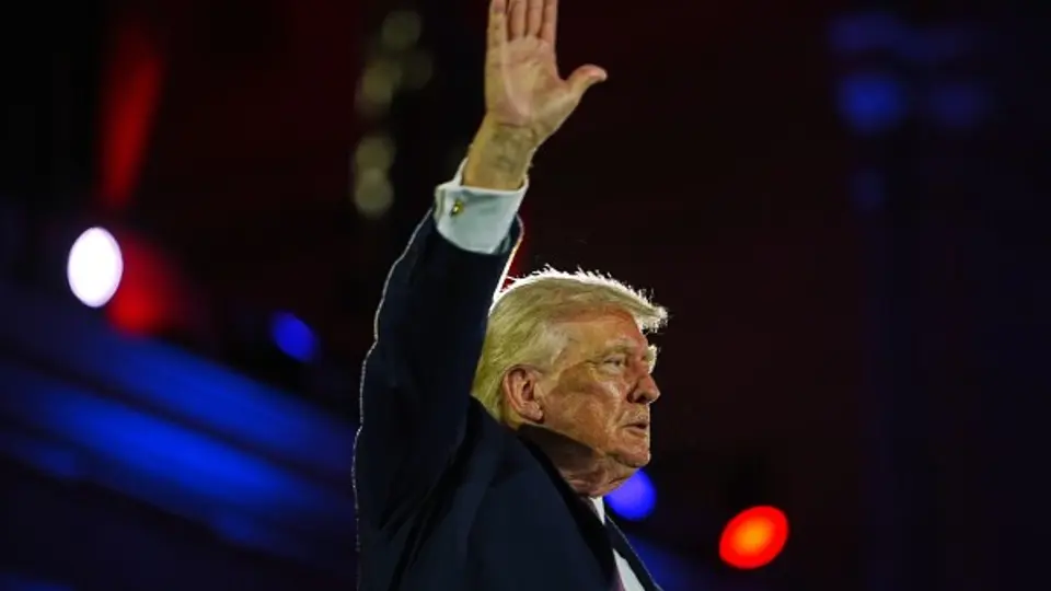 Trump recordó que previamente había dado un plazo de 10 días a Irán para llegar a un acuerdo. / AP