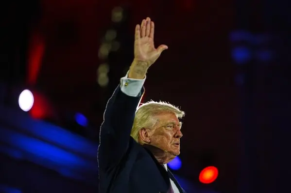 Trump recordó que previamente había dado un plazo de 10 días a Irán para llegar a un acuerdo. / AP