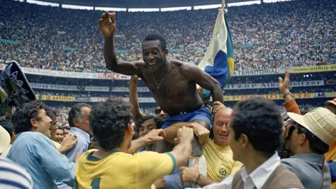 Pelé, en el Estadio Azteca, tras la Gran Final de México 70 | AP