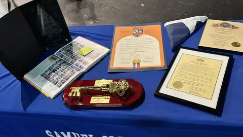 Peso Pluma recibió una distinción simbólica al obtener la llave de la ciudad durante su visita a San Antonio. / @scclbuffs
