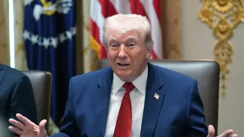 Donald Trump felicitó a los astronautas de Artemis II y destacó el éxito del aterrizaje. / AP