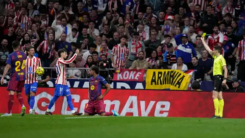 Mateo Busquets, muestra una tarjeta amarilla a Clément Lenglet, del Atlético de Madrid I AP