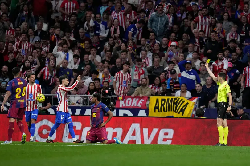 Mateo Busquets, muestra una tarjeta amarilla a Clément Lenglet, del Atlético de Madrid I AP