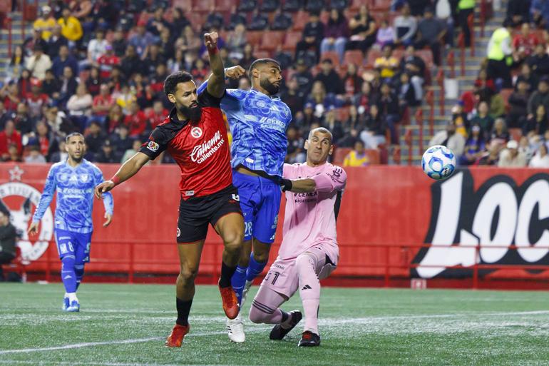 Disputa en el Xolos vs Tigres | MEXSPORT