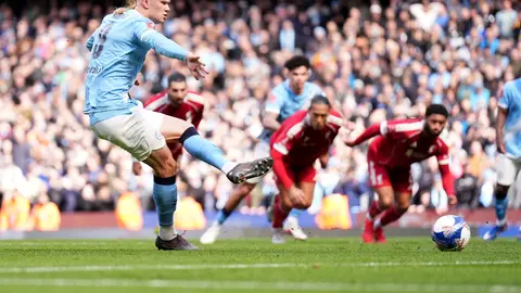 Haaland desde los once pasos ante Liverpool l AP