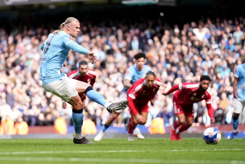 Haaland desde los once pasos ante Liverpool l AP