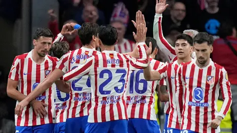 Atlético de Madrid celebrando el gol de Giuliano Simeone contra el Barcelona en LaLiga I AP