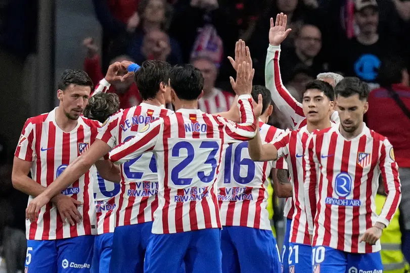 Atlético de Madrid celebrando el gol de Giuliano Simeone contra el Barcelona en LaLiga I AP