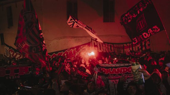 Caída de muro en el Estadio de Alianza Lima deja decenas de heridos