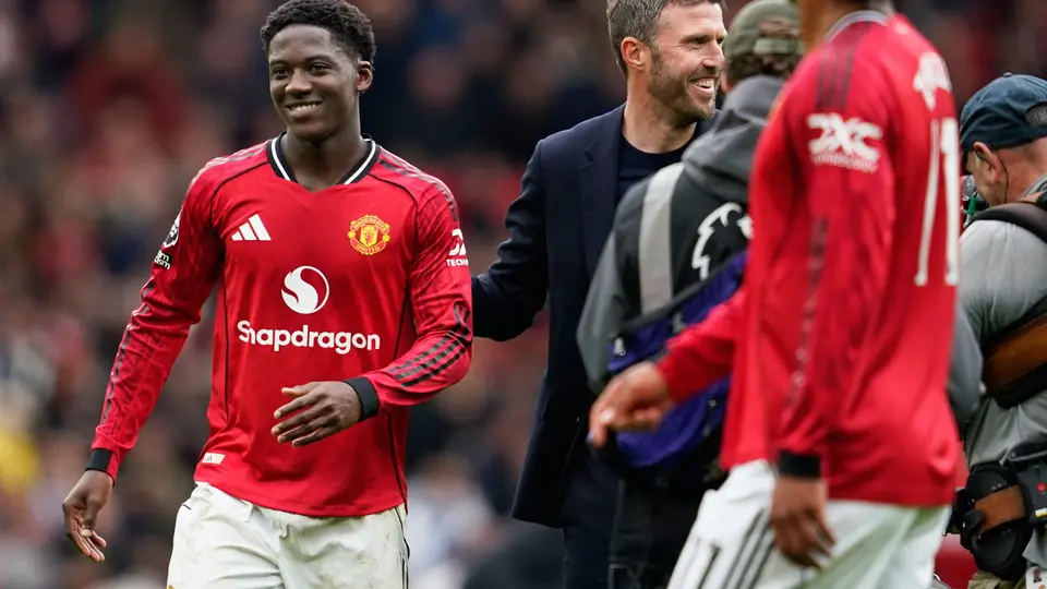 Carrick junto a Mainoo en festejo de la victoria ante Liverpool | AP