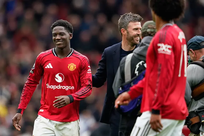 Carrick junto a Mainoo en festejo de la victoria ante Liverpool | AP
