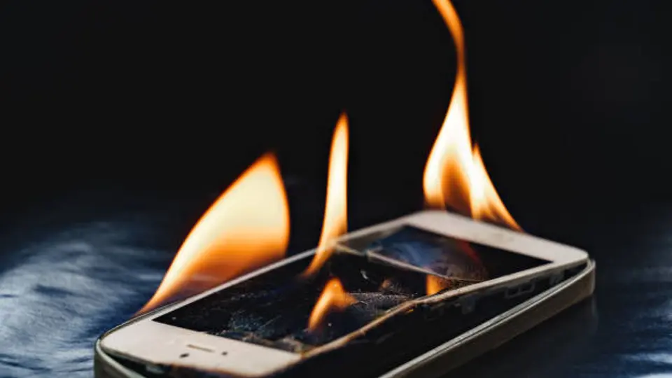 Utilizar el teléfono mientras se carga incrementa el fallo térmico y acelera el desgaste del dispositivo./ Pixabay