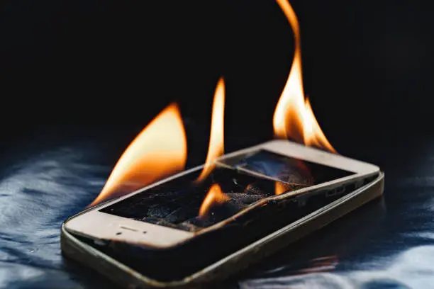 Utilizar el teléfono mientras se carga incrementa el fallo térmico y acelera el desgaste del dispositivo./ Pixabay