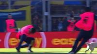 ¡Se robó el show! Perro invade la cancha en Argentina y “humilla” a los recogepelotas