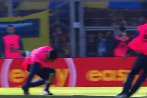 ¡Se robó el show! Perro invade la cancha en Argentina y “humilla” a los recogepelotas