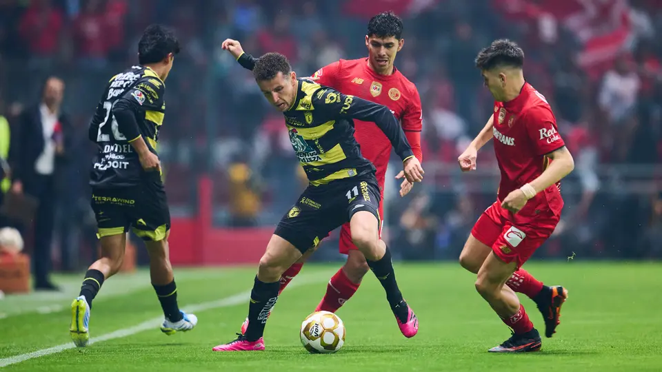 Oussama Idrissi peleando el balón | MexSport