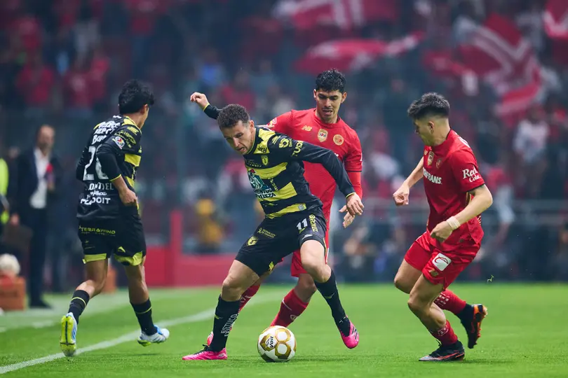 Oussama Idrissi peleando el balón | MexSport