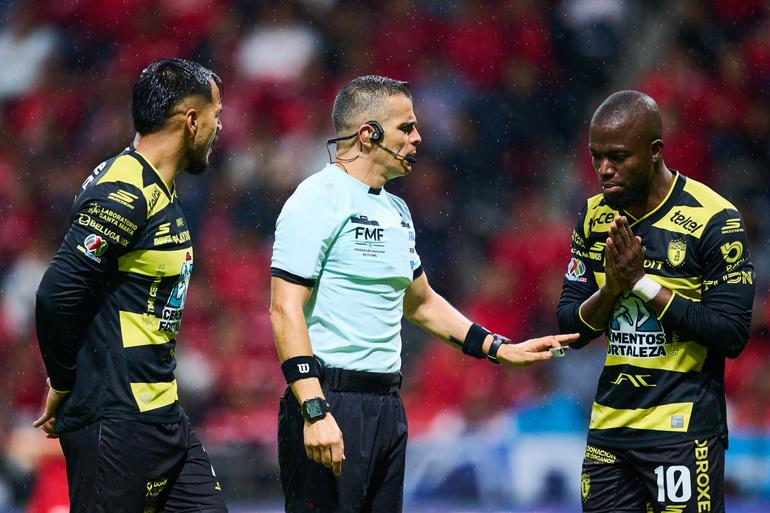 El 'Curro' Hernández ha tenido mucho trabajo arbitral | MexSport