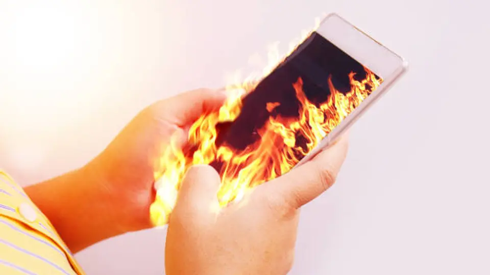 Las baterías de iones de litio pueden generar más calor conforme envejecen o presentan fallas./ Pixabay
